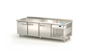 стол охлаждаемый под тепловое оборудование (боковой агрегат, с бортом) 1850*600*620 3 двери для общепит