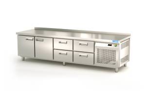 стол охлаждаемый под тепловое оборудование (боковой агрегат, с бортом) 2300*700*620 2 двери, 4 ящика для общепит